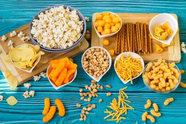 Bira, ahşap masada tuzlu atıştırmalıklar