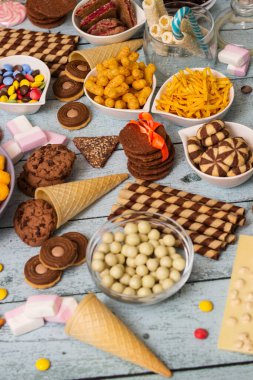 Tuzlu ve tatlı atıştırmalıklar. Tuzlu ve tatlı atıştırmalıklar. Büyük bir grup sağlıksız yiyecek.