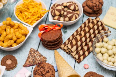 Tuzlu ve tatlı atıştırmalıklar. Tuzlu ve tatlı atıştırmalıklar. Büyük bir grup sağlıksız yiyecek.