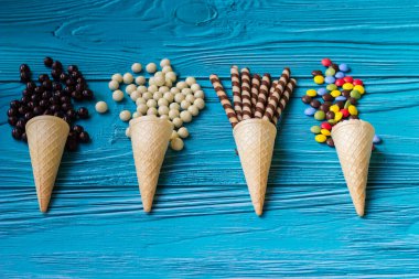 Renkli şekerli, kurabiyeli ve çikolatalı dondurma külahları