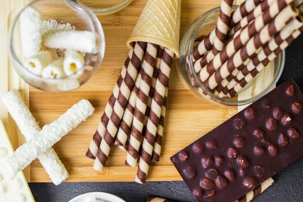 Gofri Tekercs Édes Asztal Csokoládé Gofrival Csokoládé Fagylalt Fekete Alapon — Stock Fotó