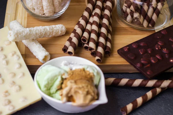 Rolos Waffles Mesa Doce Com Waffles Chocolate Chocolate Sorvete Fundo — Fotografia de Stock