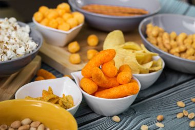 Bira, ahşap masada tuzlu atıştırmalıklar