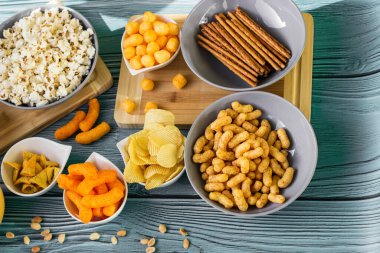 Bira, ahşap masada tuzlu atıştırmalıklar