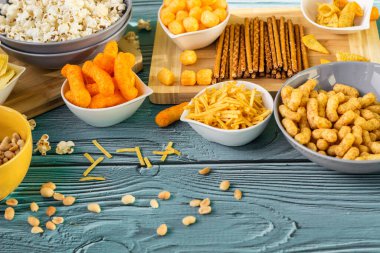 Bira, ahşap masada tuzlu atıştırmalıklar