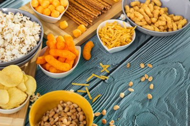 Bira, ahşap masada tuzlu atıştırmalıklar