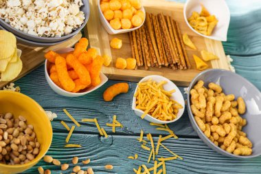 Bira, ahşap masada tuzlu atıştırmalıklar