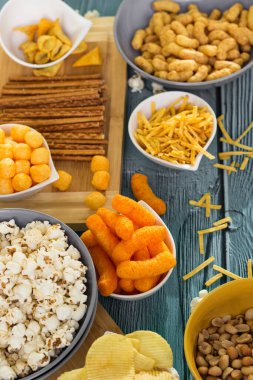 Bira, ahşap masada tuzlu atıştırmalıklar