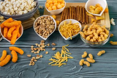 Bira, ahşap masada tuzlu atıştırmalıklar