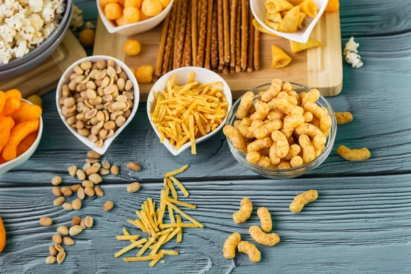 Bira, ahşap masada tuzlu atıştırmalıklar