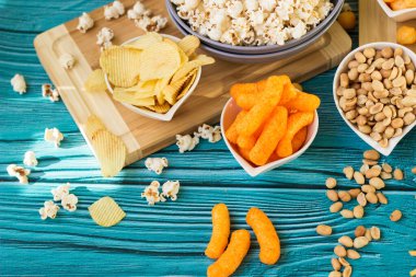 Bira, ahşap masada tuzlu atıştırmalıklar