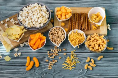 Bira, ahşap masada tuzlu atıştırmalıklar