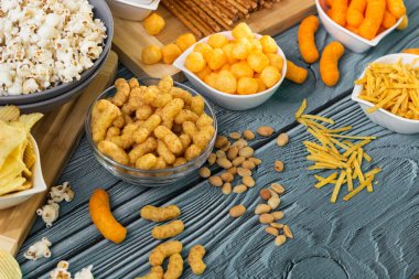 Bira, ahşap masada tuzlu atıştırmalıklar