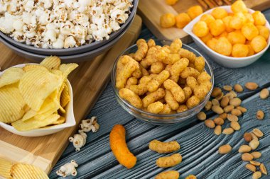 Bira, ahşap masada tuzlu atıştırmalıklar