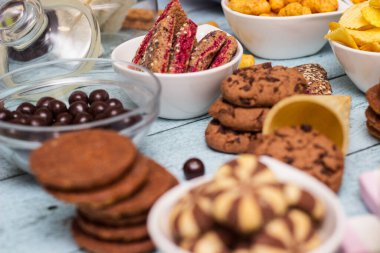 Tuzlu ve tatlı atıştırmalıklar. Büyük bir grup sağlıksız yiyecek.