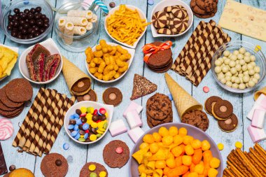 Tuzlu ve tatlı atıştırmalıklar. Büyük bir grup sağlıksız yiyecek.