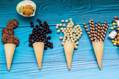 Renkli şekerli, kurabiyeli ve çikolatalı dondurma külahları