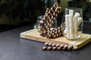 Çikolatalı waffle, çikolatalı dondurma ve siyah arka planda dondurma.