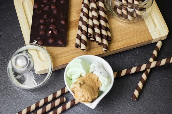 Сладкий Стол Шоколадными Вафлями Шоколадом Мороженым Черном Фоне — стоковое фото