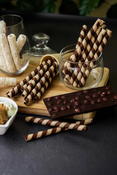 Сладкий Стол Шоколадными Вафлями Шоколадом Мороженым Черном Фоне — стоковое фото