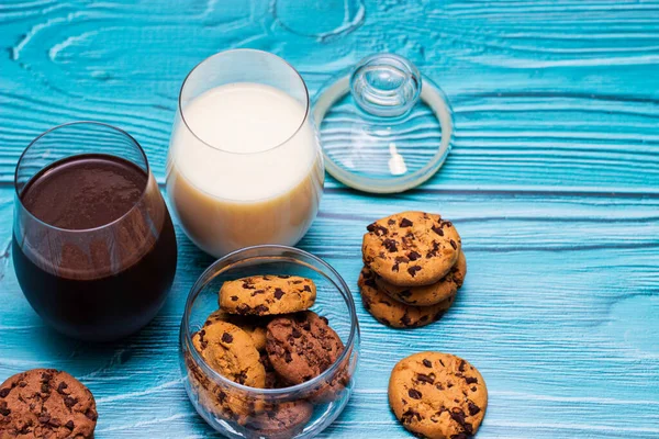 Chocolade Chip Koekjes Een Pot Met Een Glas Melk Blauwe — Stockfoto