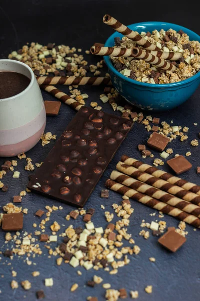 Cereales Granola Chocolate Con Leche Chocolate Panecillos Gofres Tazón Azul — Foto de Stock