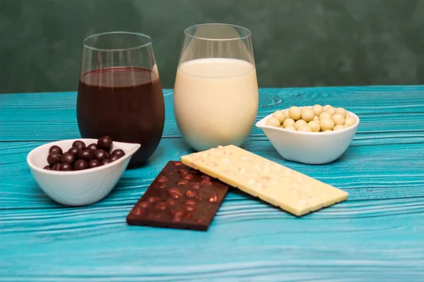 Темно Білий Шоколад Келихах Молока Синьому Фоні — стокове фото