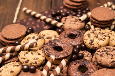 Güzel çikolata, donut, çikolata çubuğu ve çikolata parçalı kurabiyeler.