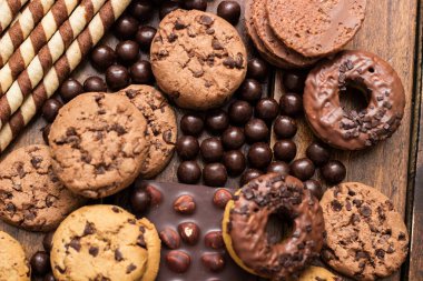 Güzel çikolata, donut, çikolata çubuğu ve çikolata parçalı kurabiyeler.