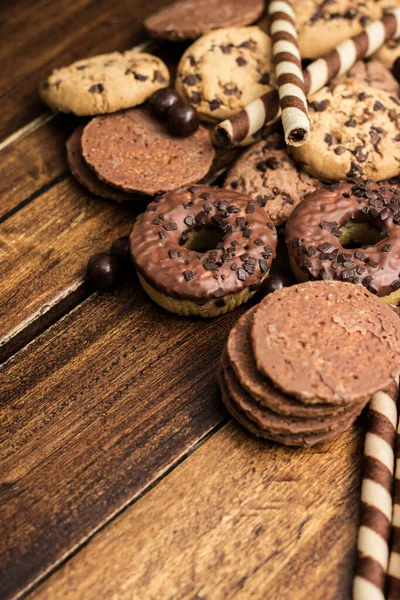 Bonito Chocolate Donuts Bastão Chocolate Fundo Biscoitos Chocolate Chip — Fotografia de Stock