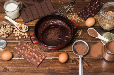 Eriyen çikolatalı çikolatalı pasta pişirme işlemi. Çikolata pişirmek için gerekli malzemeler