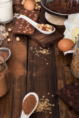 Çikolatalı pasta pişirmek için gerekli malzemeler