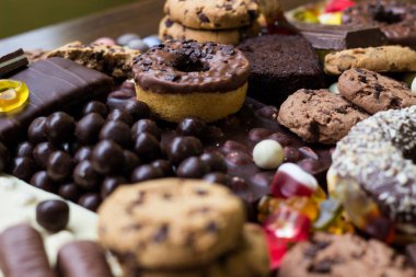 Renkli şekerler ve tatlı özgeçmişi. Yüksek şeker seviyeli çeşitli ürünler