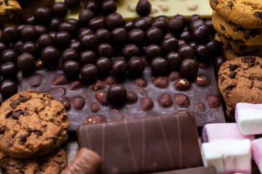 Güzel sütlü çikolata, browni, çikolata çubuğu, ve çikolata parçalı kurabiyeler.