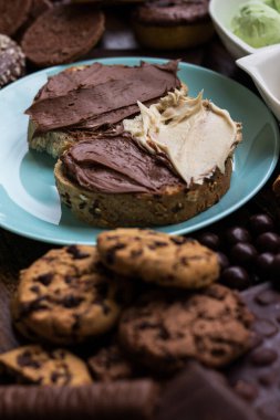 Ekmeğin üstünde çikolata kreması ve bir yığın şeker.
