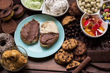 Ekmeğin üstünde çikolata kreması ve bir yığın şeker.