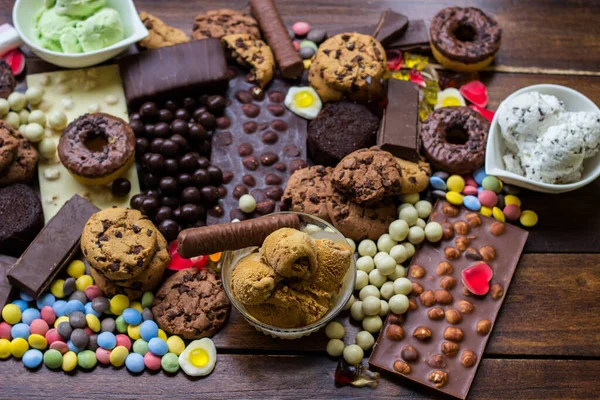 Köylü tatlı ve dondurma masası.