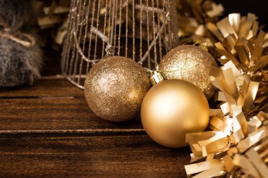 Altın süslemeli altın Noel topları
