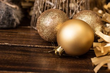 Altın süslemeli altın Noel topları