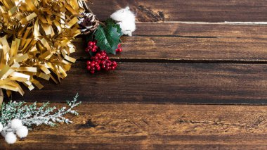 Noel Tatili Yeşil dallar ve kırmızı böğürtlenler