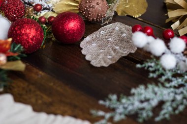 Noel Tatili Yeşil dallar ve kırmızı böğürtlenler