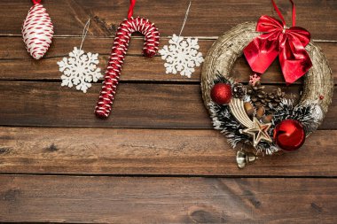 Kırmızı ve beyaz topları olan Noel çelengi, ağaç dalları, şeker kamışları ve kar taneleri için.