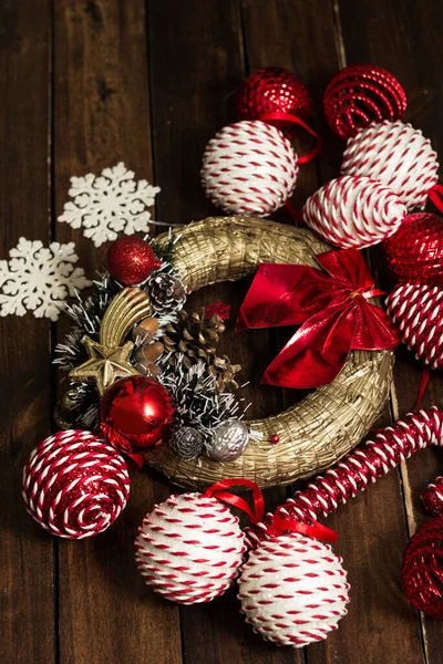 Grinalda Fundo Natal Com Decoração Bolas Vermelhas Brancas Para Galhos — Fotografia de Stock