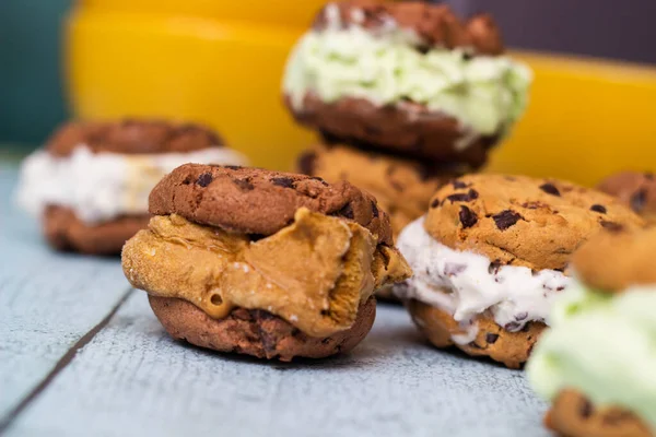 Renkli dondurma kurabiyeleri sandviçleri.