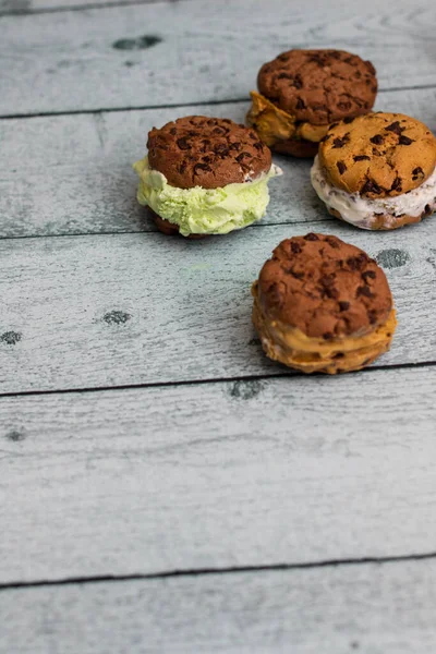 Renkli dondurma kurabiyeleri sandviçleri.