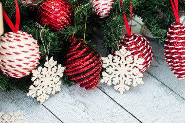 Çam dallarına, Noel 'e ve süslere kırmızı toplar asmak