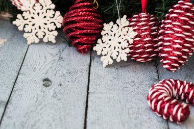 Çam dallarına, Noel 'e ve süslere kırmızı toplar asmak