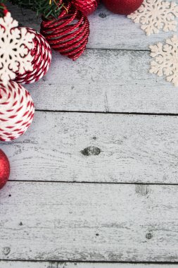 Çam dallarına, Noel 'e ve süslere kırmızı toplar asmak