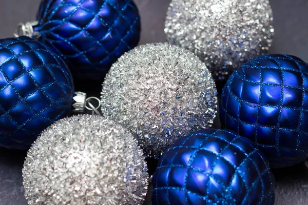 Blaue Und Silbrig Glänzende Ornamente Weihnachtskugeln — Stockfoto