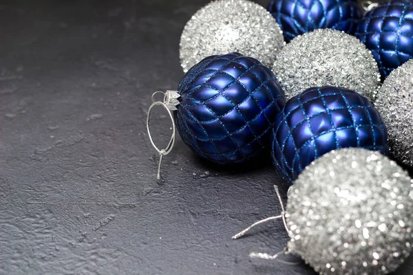 Mavi Gümüş Parlak Süsler Noel Topları — Stok fotoğraf